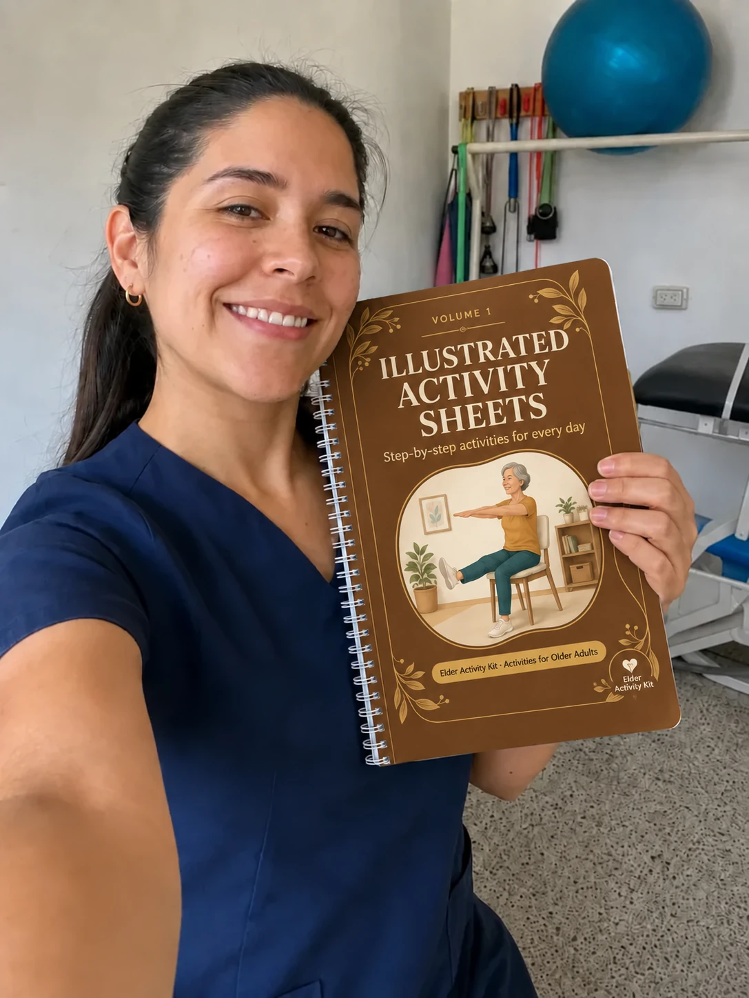 Daniela Rodríguez hält das Aktivitätenbuch mit warm-braunem Umschlag