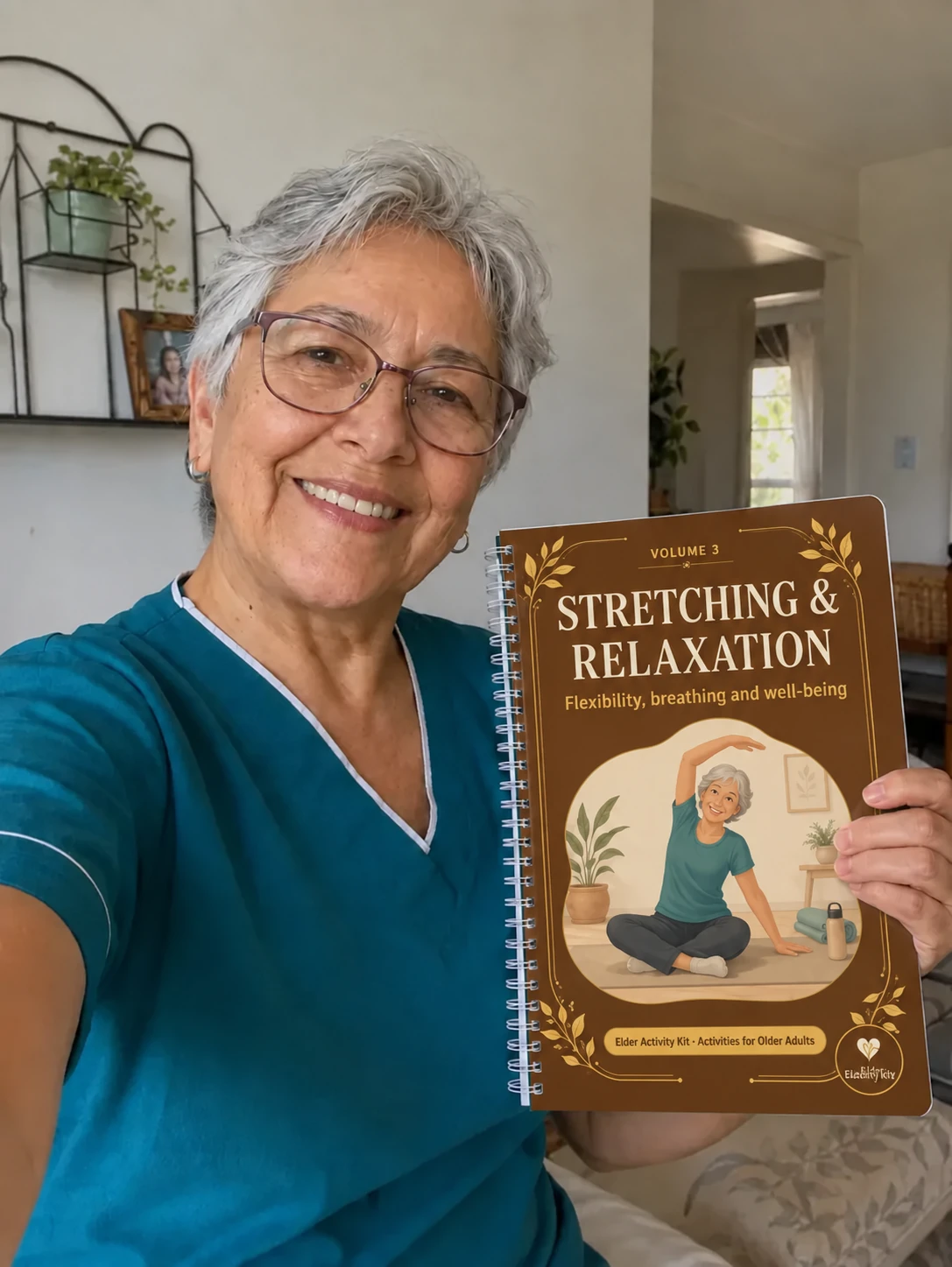 Patricia Muñoz hält das Buch für Dehnung und Entspannung mit warm-braunem Umschlag